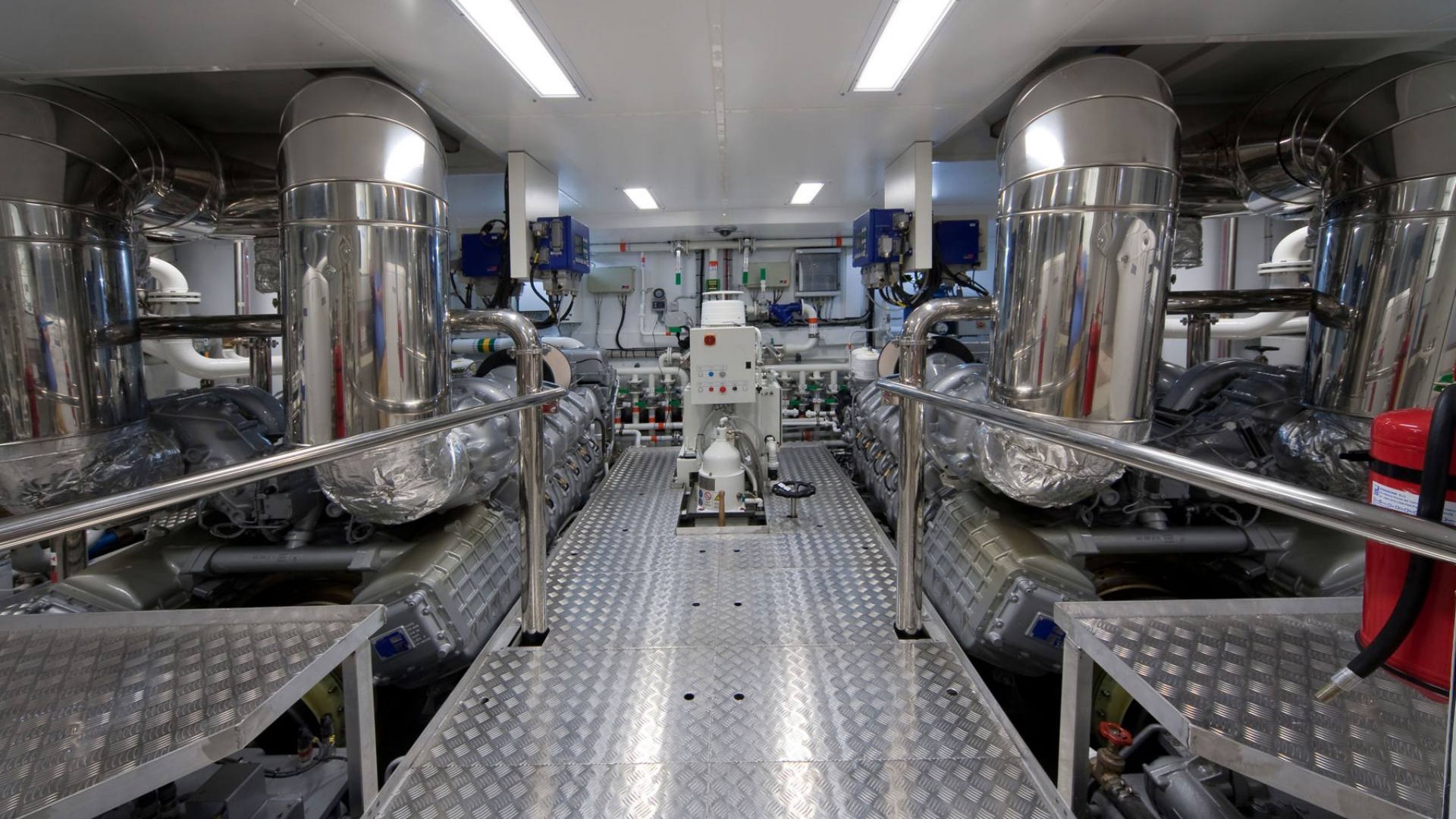 Yacht MRS L, Mondomarine CHARTERWORLD Luxury Superyacht Charters